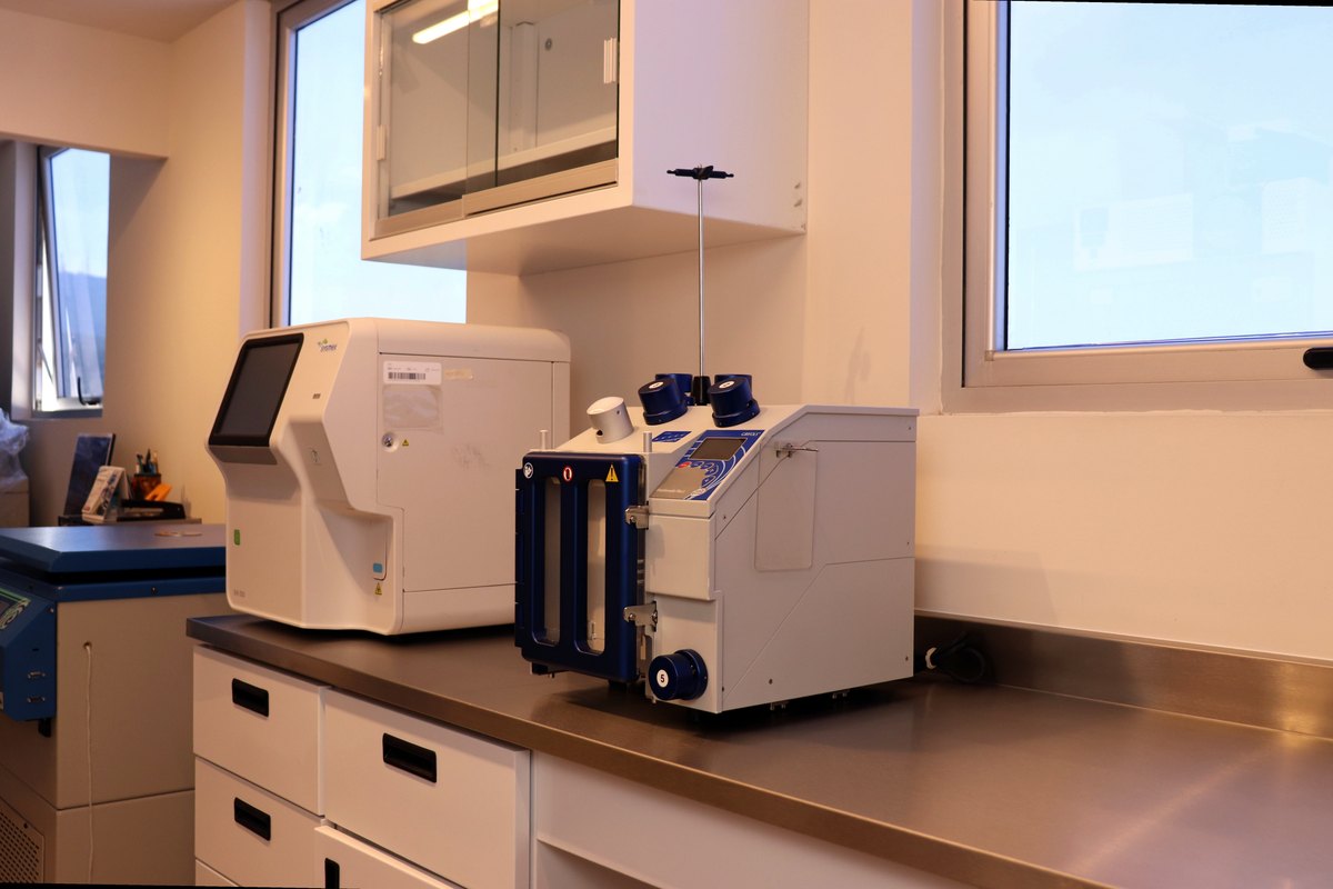 Analizador hematológico Sysmex XN-330 en la mesa del laboratorio.