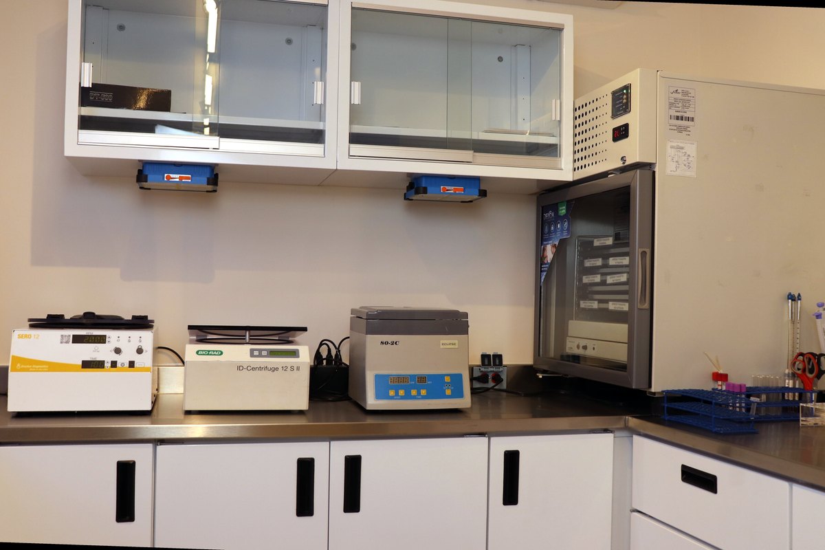 Centrífuga BIO-RAD ID-Centrifuge 12 S II, incubadora y refrigerador biomédico.