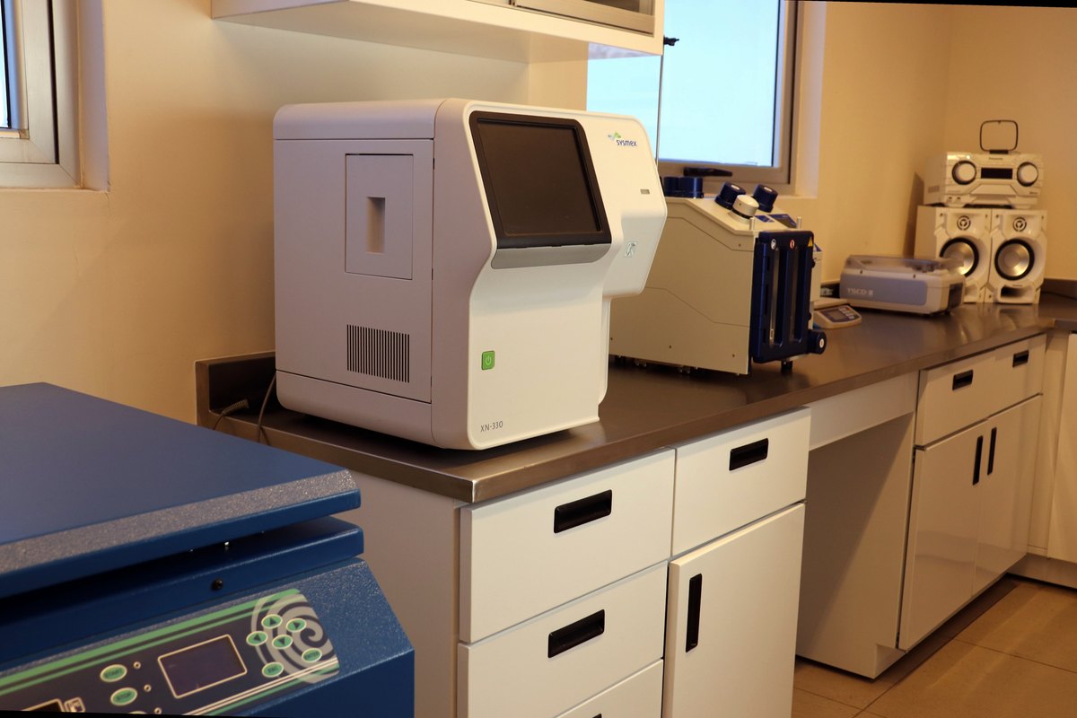 Laboratorio con el analizador hematológico Sysmex XN-330 sobre la mesa de acero.